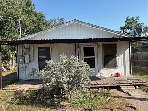 Photo of 1502 W Crockett Street, Beeville, TX 78102 (MLS # 31950218)
