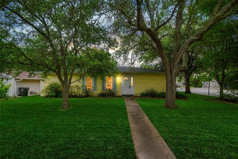 Photo of 127 Marlin Avenue, Galveston, TX 77550 (MLS # 27585095)