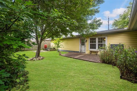 Photo of 127 Marlin Avenue, Galveston, TX 77550 (MLS # 27585095)
