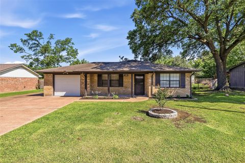 Photo of 108 W Viser Street, Madisonville, TX 77864 (MLS # 97814095)