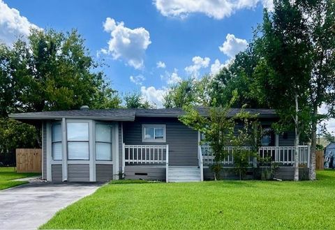 Photo of 312 Center Way Street, Lake Jackson, TX 77566 (MLS # 83090008)