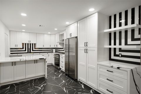 Photo of 2101 Fountain View Drive #25C, Houston, TX 77057 (MLS # 42169369)