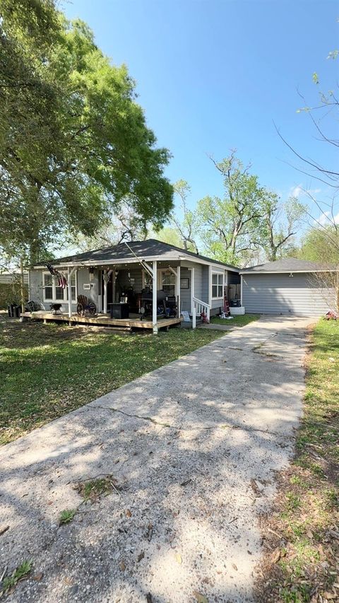Photo of 508 Clear Lake Road, Highlands, TX 77562 (MLS # 9862636)
