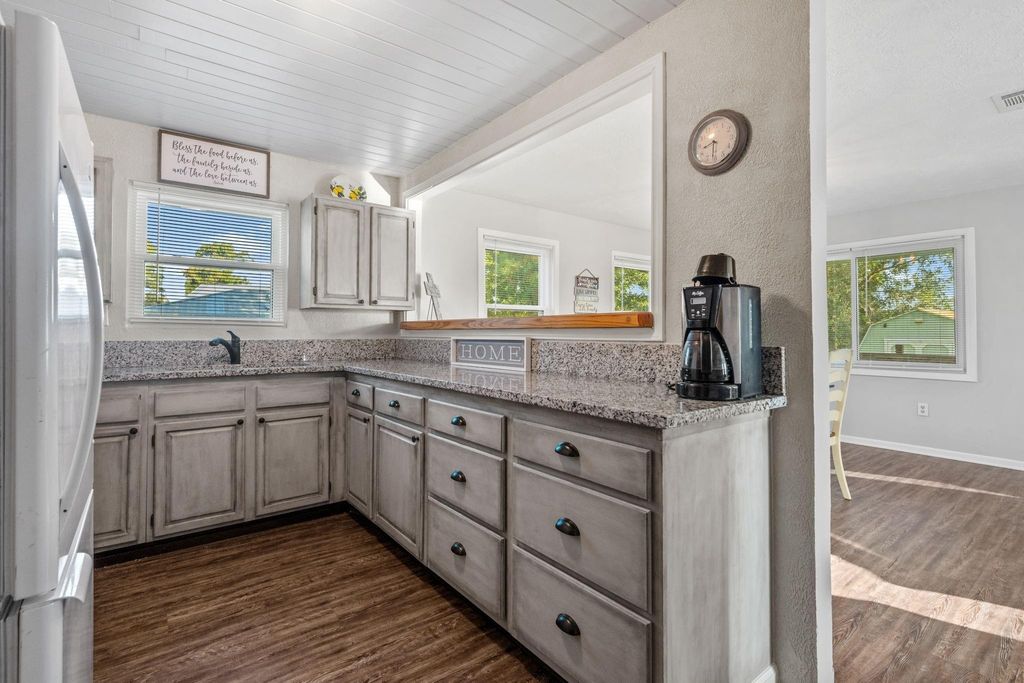 Photo of 219 Lakeshore Shr N, Onalaska, TX 77360 (MLS # 10695246)