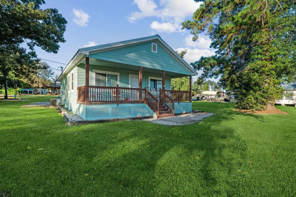 Photo of 219 Lakeshore Shr N, Onalaska, TX 77360 (MLS # 10695246)