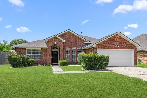 Photo of 318 Breeze Park Drive, Houston, TX 77015 (MLS # 10356200)
