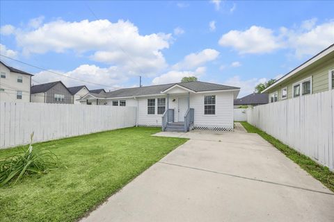 Photo of 2610 Cochran Street #B, Houston, TX 77009 (MLS # 69067671)