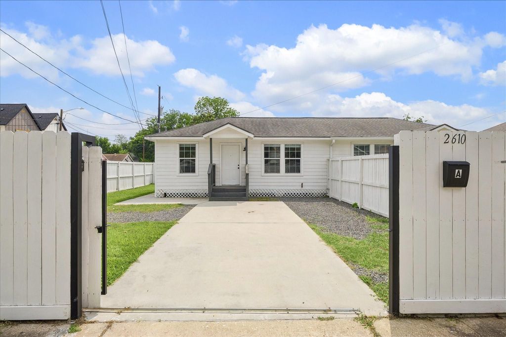 Photo of 2610 Cochran Street #B, Houston, TX 77009 (MLS # 69067671)