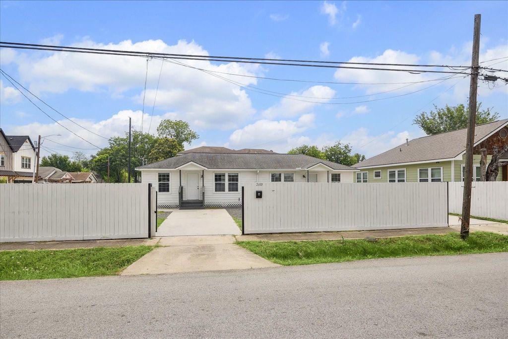 Photo of 2610 Cochran Street #B, Houston, TX 77009 (MLS # 69067671)