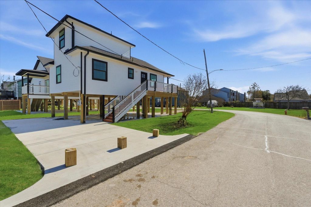 Photo of 230 S Y Street, La Porte, TX 77571 (MLS # 30521842)