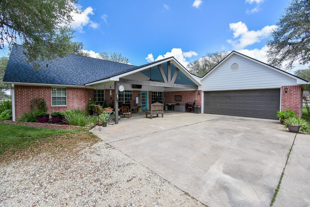 Photo of 4427 County Road 382 Rd, Louise, TX 77455 (MLS # 8429759)