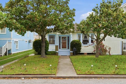 Photo of 4217 Avenue T 1/2, Galveston, TX 77550 (MLS # 96356360)