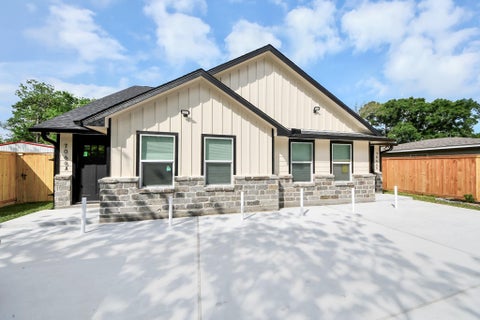 Multifamily For Sale - 7066 Villa Street #B<br/> Houston, TX 77061