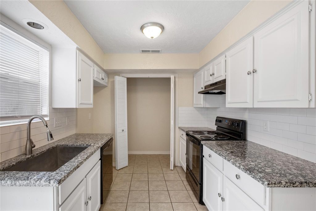 Photo of 14759 Perthshire Road, Houston, TX 77079 (MLS # 87166832)