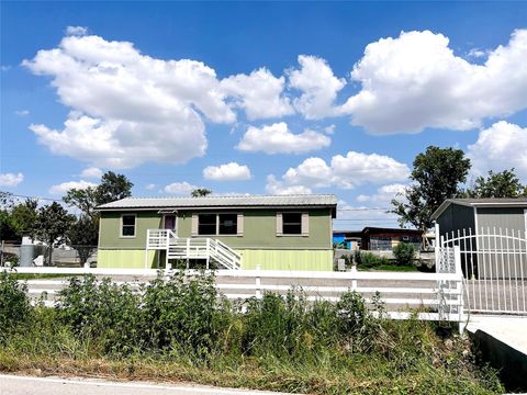 Photo of 3234 Bobbie Street #B, Houston, TX 77086 (MLS # 72378702)
