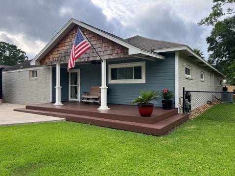 Homes For Sale - 103 W Barrow Street<br/> Dayton, TX 77535