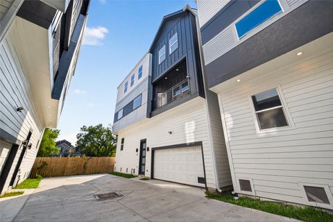 Photo of 1122 W 16th Street #D, Houston, TX 77008 (MLS # 90093762)