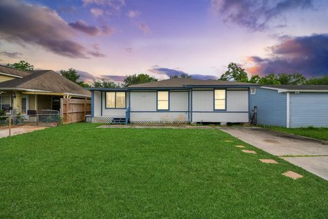 Photo of 10118 Norvic Street, Houston, TX 77029 (MLS # 17545806)