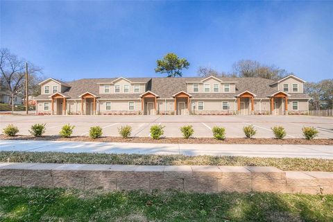 Photo of 1419 Avenue N #2, Huntsville, TX 77340 (MLS # 94100103)