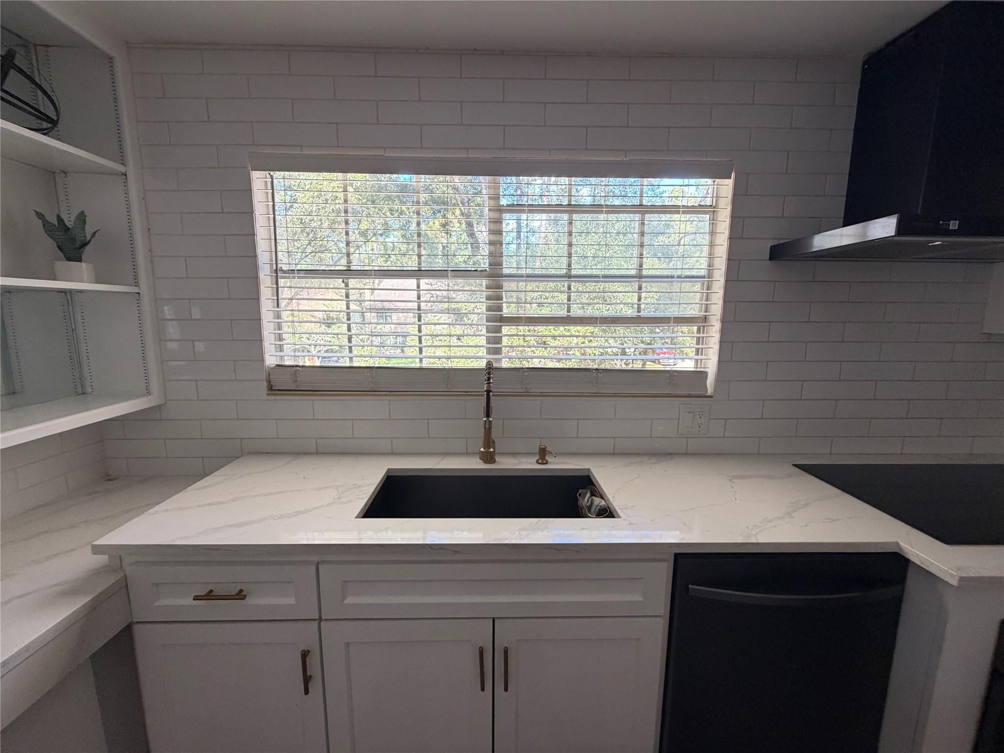 6606 Stoney River
