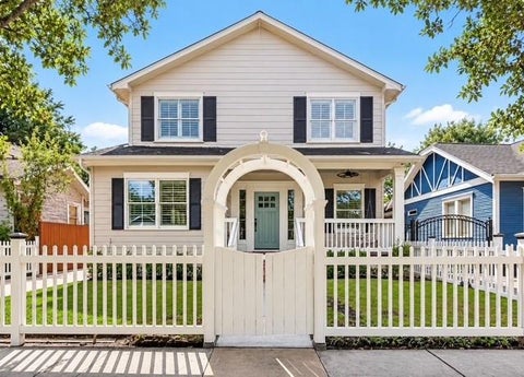 Photo of 730 E 17th Street, Houston, TX 77008 (MLS # 72008997)