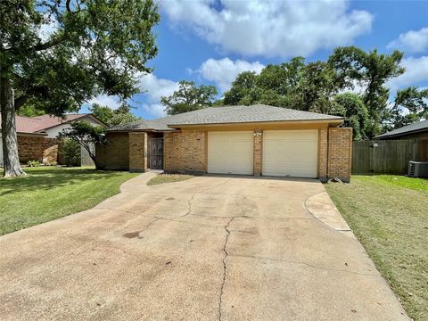 Photo of 241 Crestwood Street, Clute, TX 77531 (MLS # 87934381)