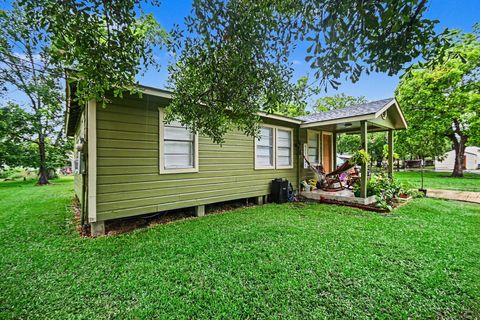 Photo of 536 Montgomery Street, Clute, TX 77531 (MLS # 73410219)