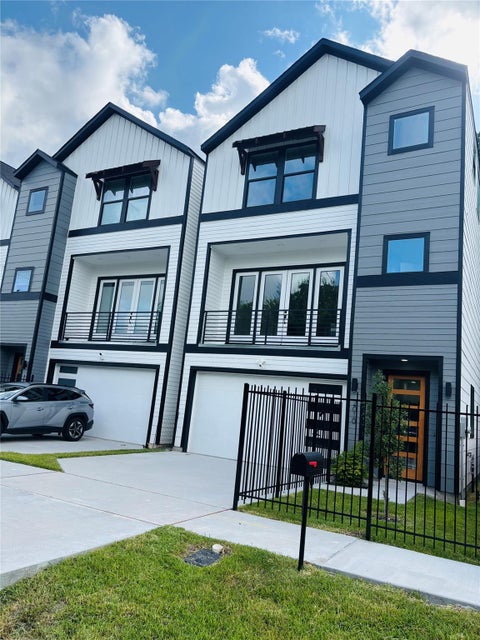 Photo of 2010 Yates Street, Houston, TX 77020 (MLS # 87374001)