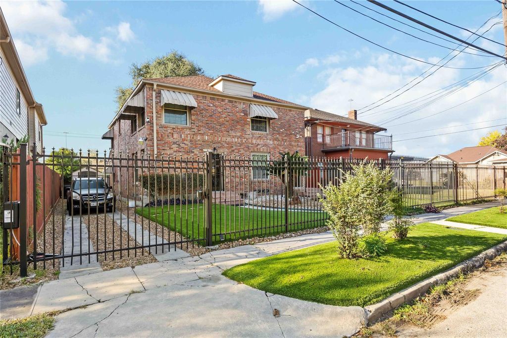 Photo of 2104 Winbern Street, Houston, TX 77004 (MLS # 3289917)