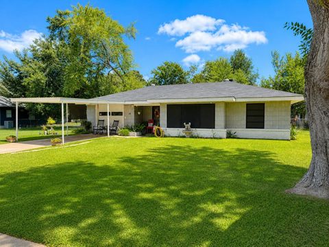 Photo of 208 W Center Street, Eagle Lake, TX 77434 (MLS # 66108742)