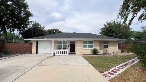 Photo of 105 E Rocky Creek Road, Houston, TX 77076 (MLS # 30893585)