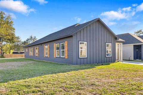 Photo of 401 E Martin Luther King Blvd Blvd #A, Willis, TX 77378 (MLS # 36436281)