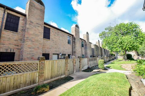 Photo of 9850 Pagewood Lane #1403, Houston, TX 77042 (MLS # 14157404)