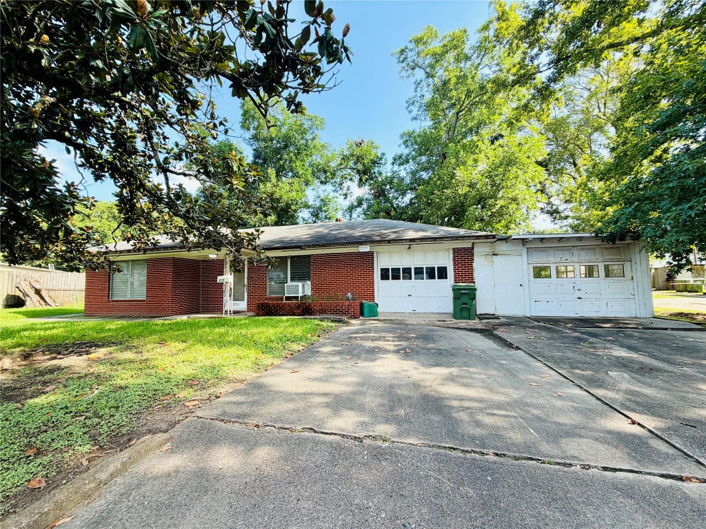 Photo of 2721 Beaumont Avenue, Liberty, TX 77575 (MLS # 82289155)