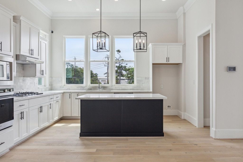 Photo of 3311 Green Lilly Lane, Houston, TX 77008 (MLS # 8407652)