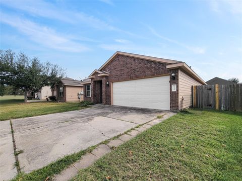 Photo of 930 Paradise Road, Baytown, TX 77521 (MLS # 53705100)