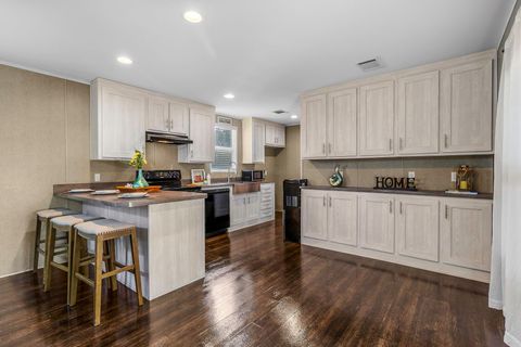 Photo of 221 Woodstock, Livingston, TX 77351 (MLS # 10352658)