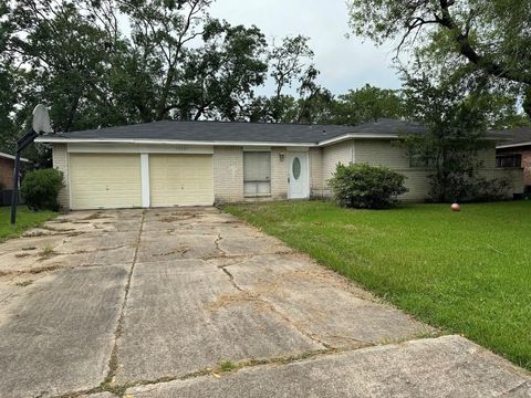 Photo of 16607 David Glen Drive, Friendswood, TX 77546 (MLS # 95599067) Photo of 16607 David Glen Drive, Friendswood, TX 77546 (MLS # 95599067)