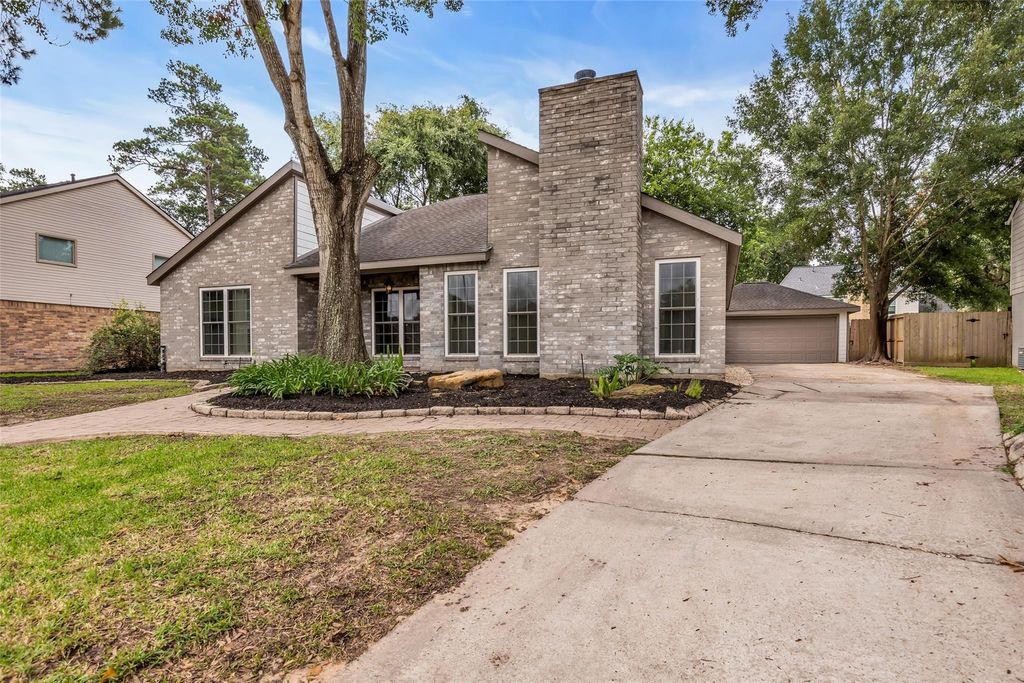 Photo of 6835 Queensclub Drive, Houston, TX 77069 (MLS # 62469573)