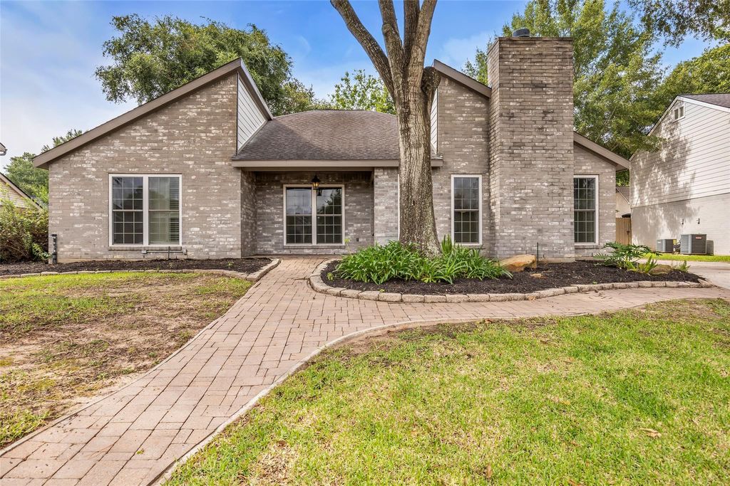 Photo of 6835 Queensclub Drive, Houston, TX 77069 (MLS # 62469573)
