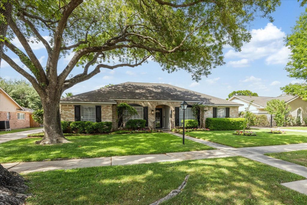 Photo of 7614 Braesview Lane, Houston, TX 77071 (MLS # 68458252)