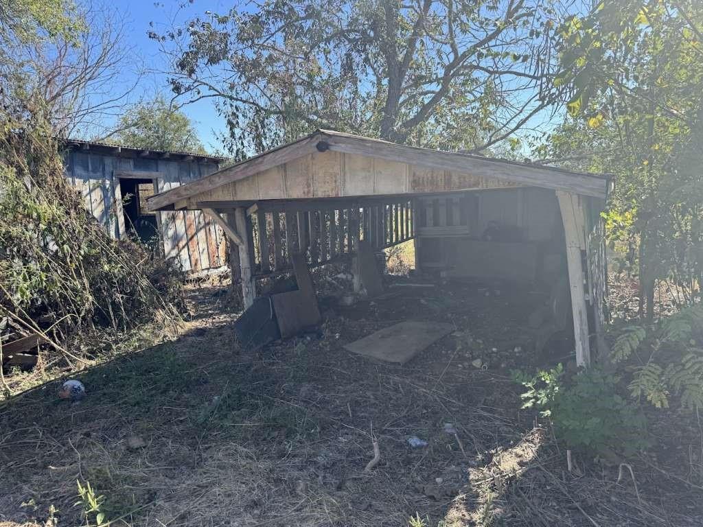 Photo 1 of 1 — 948 S Williamson Street, Giddings, TX 78942