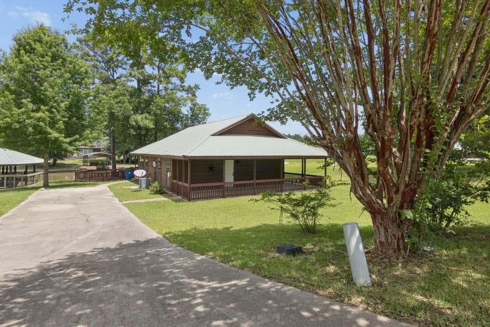 Photo of 28 Hunters Creek Drive, Huntsville, TX 77340 (MLS # 23335810)