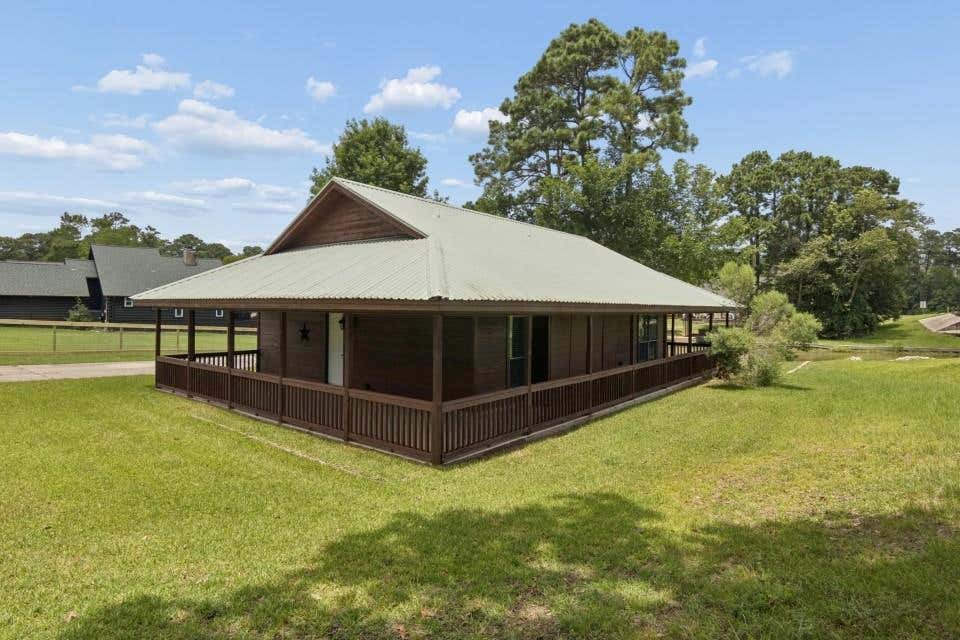 Photo of 28 Hunters Creek Drive, Huntsville, TX 77340 (MLS # 23335810)