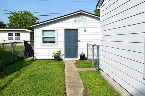 Homes For Rent - 1202 Bayou Shore Drive #2<br/> Galveston County, Galveston, TX 77551