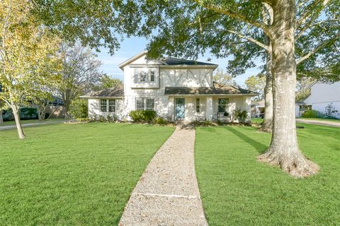 Photo of 1905 Hunt Drive, Friendswood, TX 77546 (MLS # 48015543)