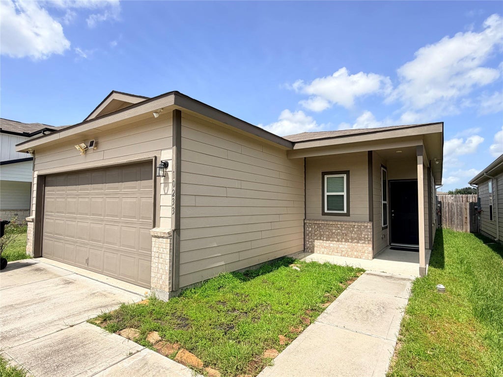 Photo of 10233 Cleartide Lane, Houston, TX 77034 (MLS # 93881186)