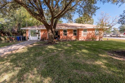 Photo of 1414 23rd Street, Huntsville, TX 77340 (MLS # 84896348)