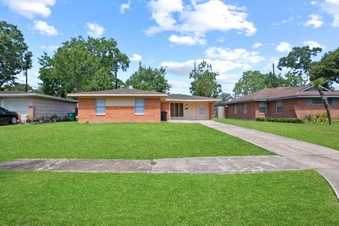 Photo of 8410 Bob White Drive, Houston, TX 77074 (MLS # 55692323)