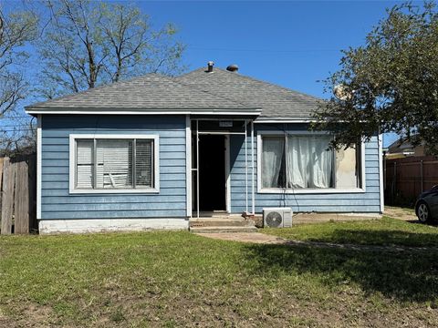 Photo of 7323 Dallas Street, Houston, TX 77011 (MLS # 69239521)